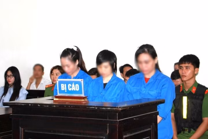 Ba bị cáo tại phiên tòa xét xử về tội “Mua bán người dưới 16 tuổi” do TAND tỉnh Ninh Bình mở ngày 17/7. (Ảnh: Nguyễn Sự)