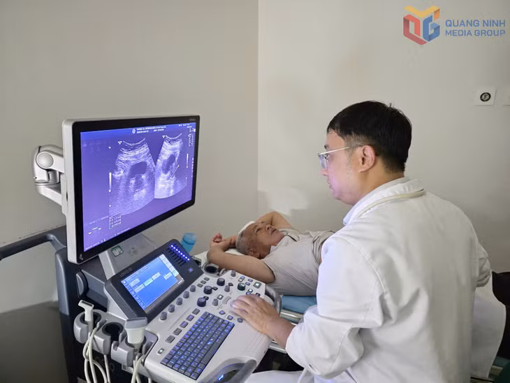Ông Cao Xuân Đài (khu phố Yết Kiêu 5, phường Hồng Gai) được siêu âm trong đợt khám sức khỏe định kỳ tại Bệnh viện Đa khoa Quốc tế Vinmec Hạ Long.