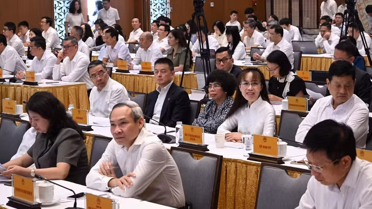 Đại diện lãnh đạo các bộ, ngành, cơ quan, tập đoàn, tổng công ty chủ chốt tham dự Phiên họp Chính phủ thường kỳ tháng 6 và Hội nghị trực tuyến với địa phương. (Ảnh: TRẦN HẢI)