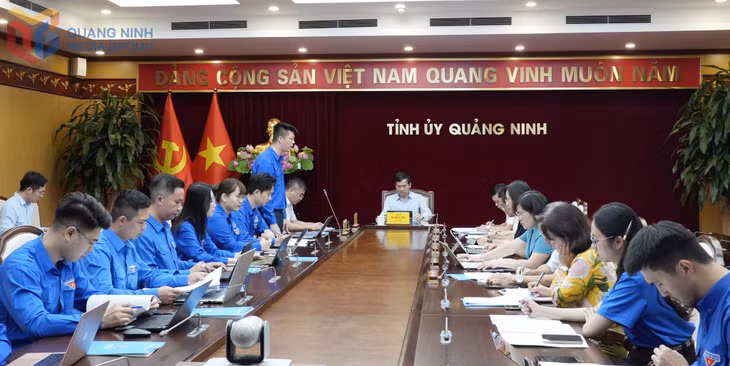 Phó Bí thư Tỉnh đoàn Quảng Ninh đoàn báo cáo kết quả công tác Đoàn và phong trào thanh niên 6 tháng đầu năm.&nbsp;