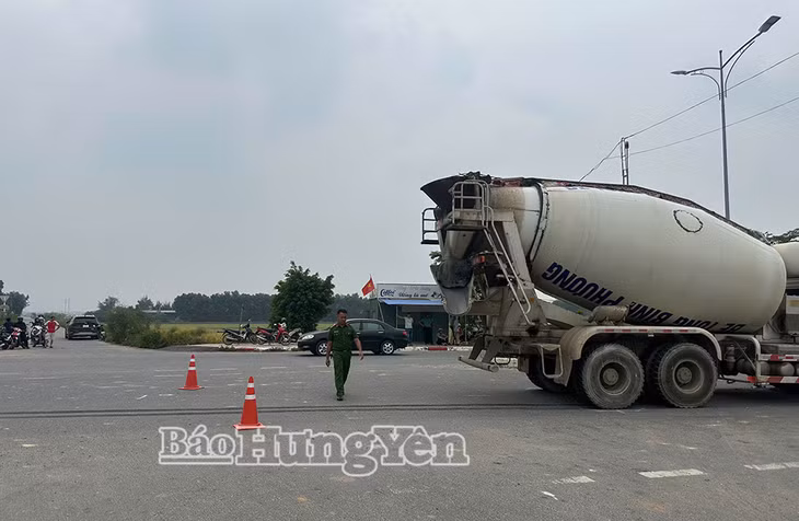 Lực lượng công an có mặt bảo vệ hiện trường và phân luồng giao thông.