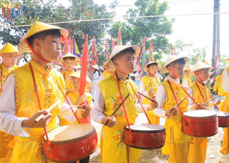 ... đến các em thiếu nhi tham gia đội trống trong đoàn rước kiệu đều góp sức vào thành công của lễ hội.