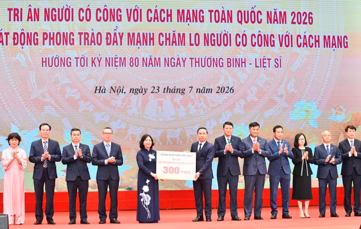 Chủ tịch Ủy ban Trung ương Mặt trận Tổ quốc Việt Nam Bùi Thị Minh Hoài tiếp nhận sự ủng hộ của các ngân hàng thương mại đối với Phong trào đẩy mạnh chăm lo người có công với cách mạng.