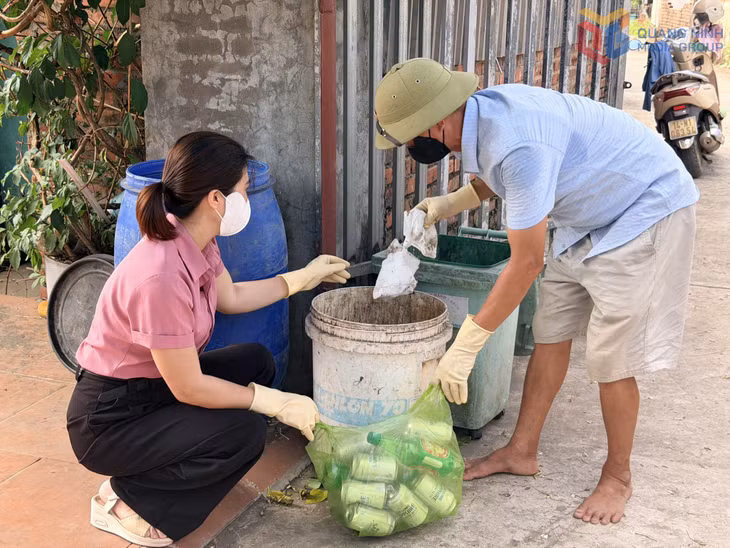 Gia đình ông Vũ Văn Thắng, thôn Đông Nam, xã Đông Ngũ, phân loại rác thải tại nguồn.