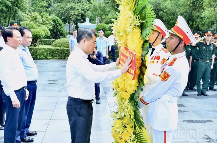 Thủ tướng Lê Minh Hưng chỉnh hoa trước khi thực hiện nghi lễ dâng hương, dâng hoa tưởng nhớ các Anh hùng liệt sĩ tại Nghĩa trang Liệt sĩ quốc gia A1. (Ảnh: THANH GIANG)