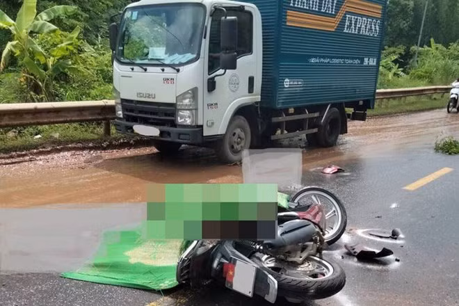 Hiện trường vụ tai nạn trên Quốc lộ 6, đoạn qua bản Đán, xã Yên Châu, tỉnh Sơn La khiến một người tử vong. Ảnh: Hoàng Trung Lập