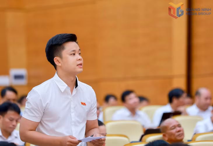 Đại biểu Trần Thanh Tùng, Luật sư, Giám đốc Trung tâm Tư vấn pháp luật Hội Luật gia tỉnh, chất vấn Giám đốc Sở Xây dựng.