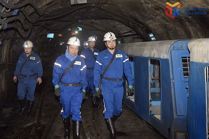 Lãnh đạo Đảng uỷ Than Quảng Ninh và lãnh đạo Công ty kiểm tra sản xuất dưới lò chợ.