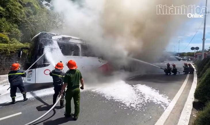 Các chiến sĩ chữa cháy nỗ lực dập lửa tại hiện trường.