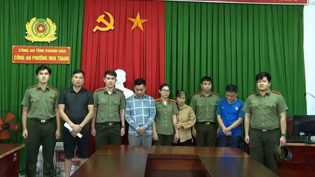 Công an tỉnh Khánh Hòa bắt giữ các đối tượng để điều tra hành vi lừa đảo tiền mã hóa. Ảnh: Công an tỉnh Khánh Hòa