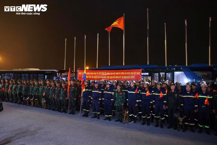 Trong thời gian thực hiện nhiệm vụ tại Venezuela, các lực lượng đã phối hợp chặt chẽ với lực lượng sở tại, khẩn trương triển khai công tác tìm kiếm, cứu nạn, đưa gần 60 thi thể nạn nhân ra khỏi đống đổ nát. Đồng thời tổ chức khám, cấp phát thuốc miễn phí, hỗ trợ người dân vùng thiên tai và thực hiện nhiều hoạt động nhân đạo thiết thực.