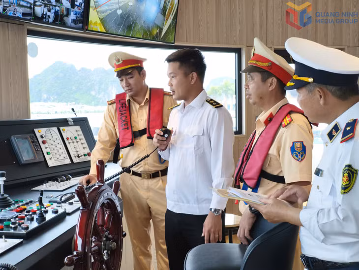 Lực lượng chức năng kiểm tra các điều kiện an toàn kỹ thuật trên tàu du lịch vịnh Hạ Long.