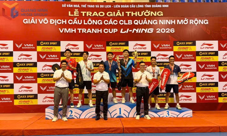 Ban Tổ chức trao Cúp và cờ Nhất toàn đoàn cho CLB Li-Ning VMH.