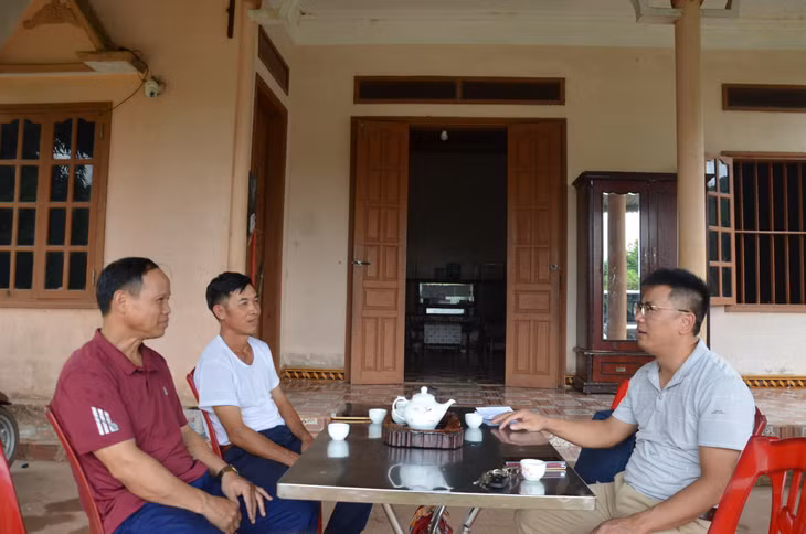 Lãnh đạo xã Đồng Sơn trò chuyện cùng đảng viên, nắm tình hình trong nhân dân.
