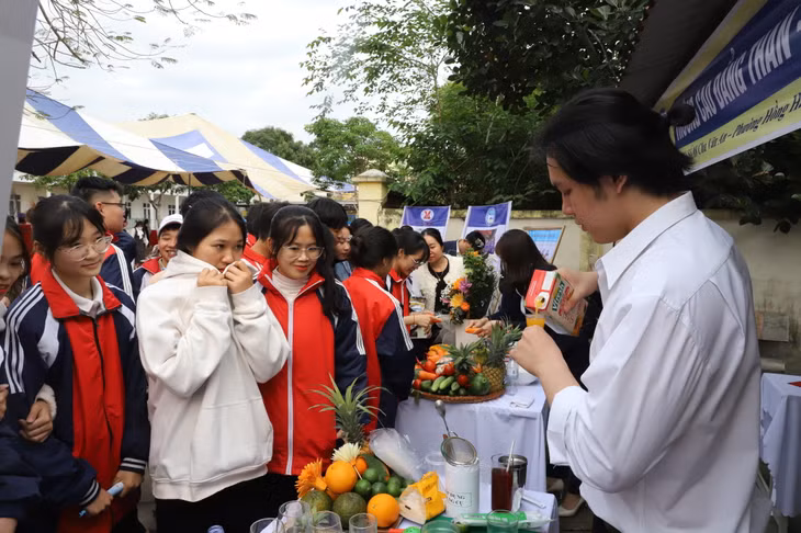 Huyện Bình Liêu tổ chức ngày hội tư vấn giới thiệu việc làm cho học sinh, bộ đội xuất ngũ trở về địa phương, tháng 3/2023. Ảnh: La Lành