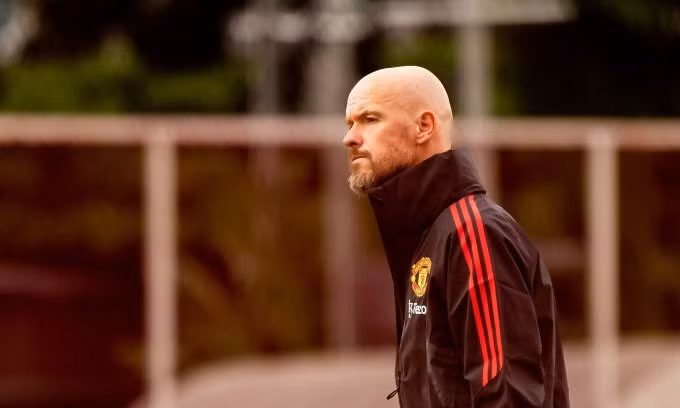 Ten Hag trên sân tập cùng Man Utd tại Bangkok ngày 11/7. Ông vẫn mong được làm việc cùng Ronaldo, dù tiền đạo Bồ Đào Nha vắng mặt trong chuyến tập huấn lần này. Ảnh: Twitter / Man Utd