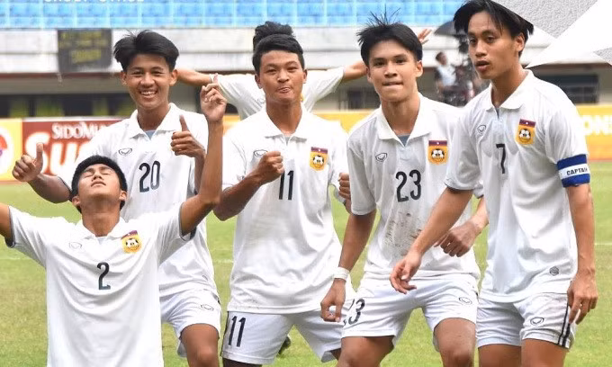 Sangvilay (số 2) chia vui cùng đồng đội sau khi mở tỷ số. Ảnh: LFF.