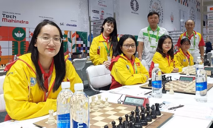 Đội cờ vua Việt Nam trước khi bắt đầu vòng một Olympiad cờ vua tại Chennai, Ấn Độ hôm 29/7. Ngồi từ trái sang: Võ Thị Kim Phụng, Hoàng Thị Bảo Trâm, Nguyễn Thị Mai Hưng và Nguyễn Thiên Ngân. Kỳ thủ 17 tuổi Nguyễn Thiên Ngân (đứng) dự bị. Ảnh: Anh Thư