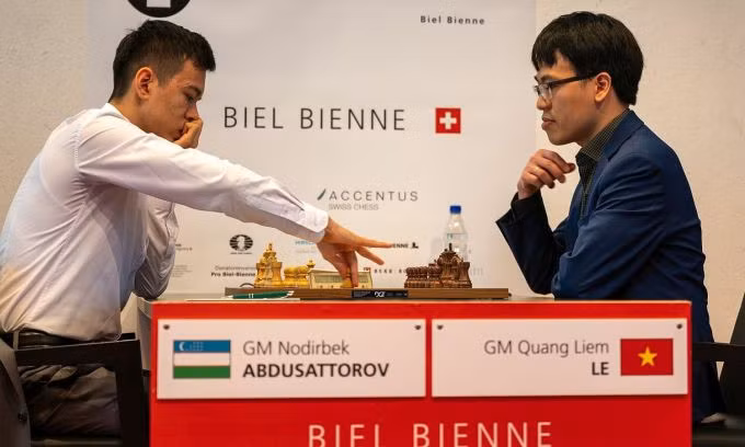 Quang Liêm (phải) trong ván đấu nhà vô địch cờ nhanh thế giới, ở Biel Grandmaster hôm 15/7 tại Thuỵ Sĩ. Ảnh: BCF