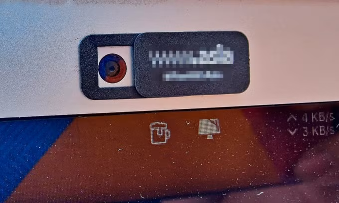 Một miếng che webcam MacBook. Ảnh: Nguyễn Lâm