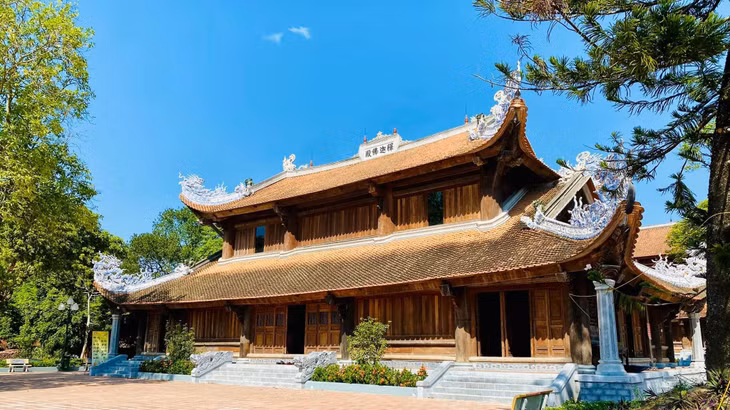 Những năm qua, công tác bảo tồn và phát huy các giá trị văn hóa truyền thống, lịch sử được tỉnh Quảng Ninh rất quan tâm, hệ thống di tích lịch sử được trùng tu, tôn tạo. Ảnh: Chùa Quỳnh Lâm (Đông Triều) khang trang, uy nghiêm sau khi hoàn thành tu bổ, tôn tạo năm 2020.