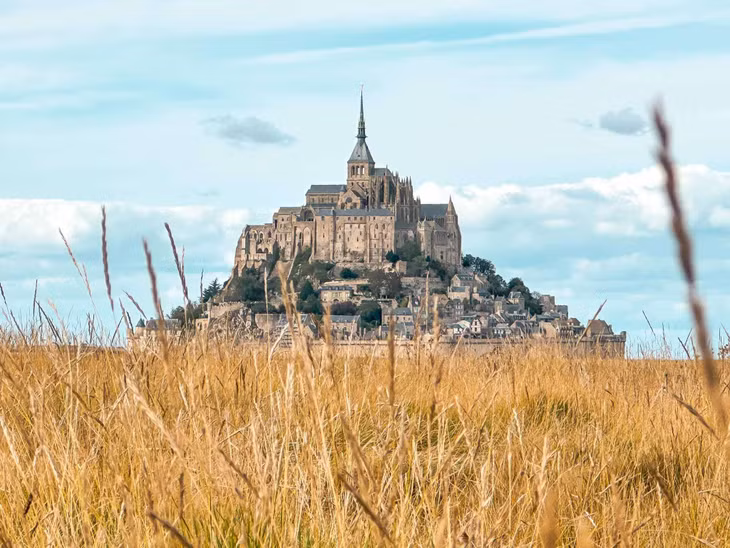Thông thường, mọi người đến Mont Saint Michel đều về trong ngày, hoặc chỉ đi bộ dọc theo pháo đài. Tuy nhiên, gần Mont Saint Michel cũng có nhiều góc rất đẹp để du khách chụp ảnh. Ảnh: Nguyễn Quốc Thái
