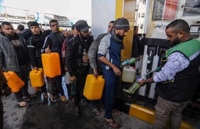 Hàng dài người Palestine xếp hàng chờ mua xăng dầu ở Khan Younis, Dải Gaza, ngày 26/11. Ảnh: AFP
