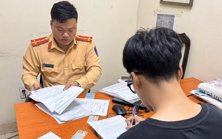 Cảnh sát giao thông làm việc với nam sinh vi phạm - Ảnh: Công an cung cấp