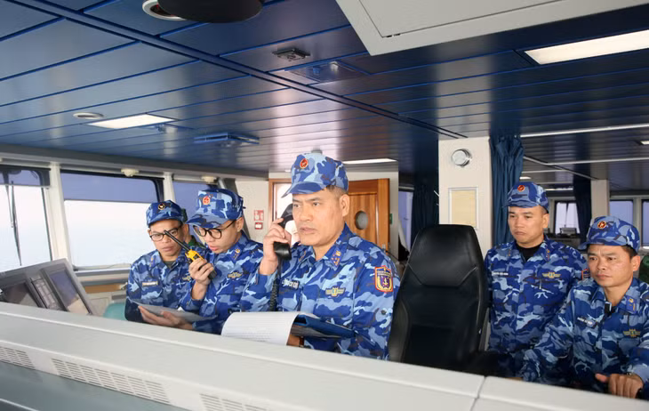 Đại tá Lương Cao Khải, Phó Tư lệnh – Tham mưu trưởng Bộ Tư lệnh Vùng Cảnh sát biển 1 - Chỉ huy trưởng lực lượng tuần tra liên hợp Việt Nam chào xã giao lực lượng Cảnh sát biển Trung Quốc qua bộ đàm.