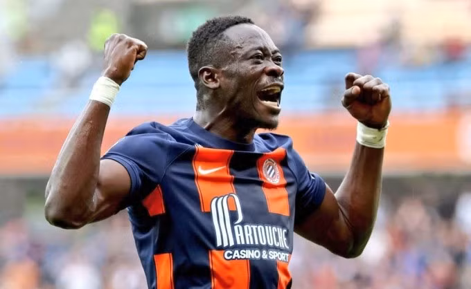 Adams mừng bàn trong trận Montpellier thắng Toulouse 3-0 ở vòng 10 Ligue 1 hôm 29/10, trên sân De La Mosson. Ảnh: BS