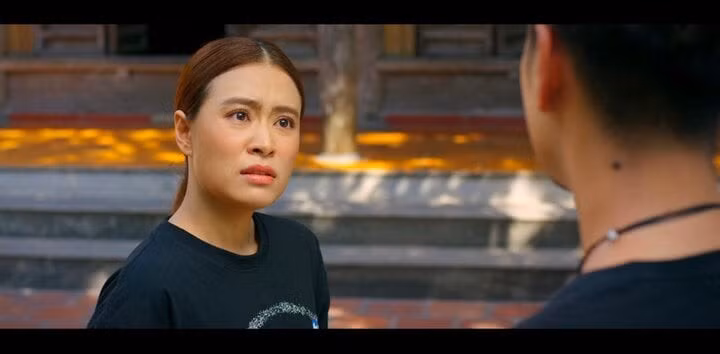 Thói quen trợn mắt của Hoàng Thùy Linh bị nhận xét không phù hợp với vai chính trong phim.