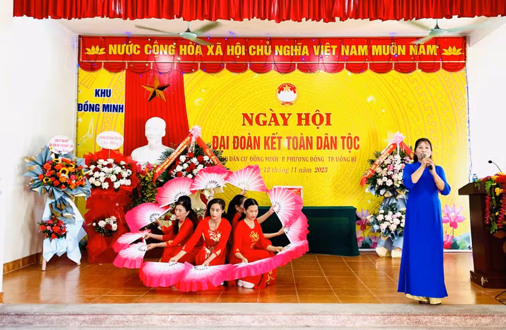 Tiết mục văn nghệ cho cán bộ, Nhân dân khu Đồng Minh, phường Phương Đông biểu diễn tại Ngày hội Đại đoàn kết toàn dân tộc.