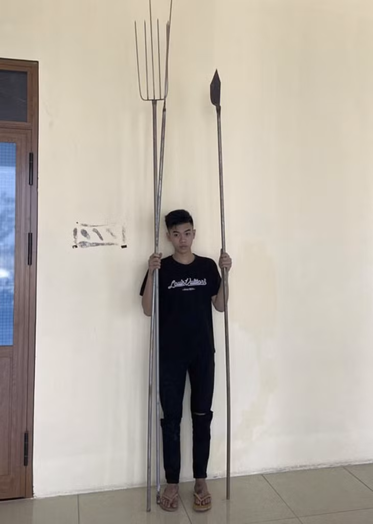 Hung khí các đối tượng mang đi gây án (Ảnh: Công an cung cấp).