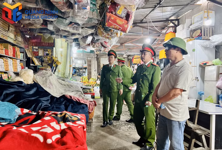 Lối đi chính trong chợ Cửa Ông khá nhỏ.