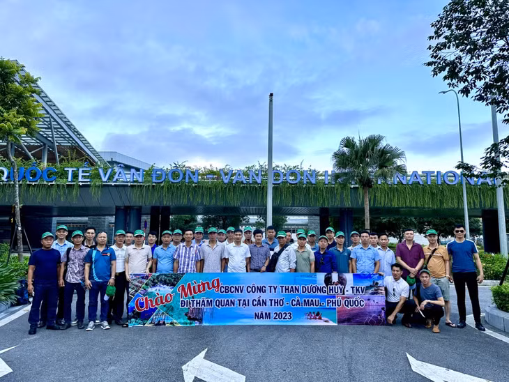 Hàng năm Than Dương Huy tổ chức cho cán bộ, công nhân viên tham quan du lịch.