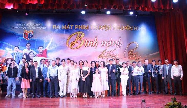Các đại biểu và ekip sản xuất bộ phim "Bình minh đang lên" chụp ảnh lưu niệm.