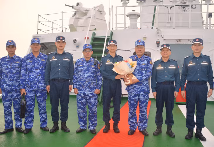 Cảnh sát biển Việt Nam và Cảnh sát biển Trung Quốc tặng hoa chào mừng xã giao trước chuyến tuần tra liên hợp chung.