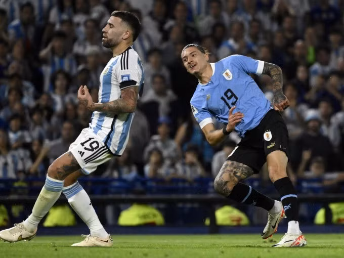 Nunez (phải) vui mừng sau khi dứt điểm thành bàn, ấn định chiến thắng 2-0 cho Uruguay. Ảnh: El Pais
