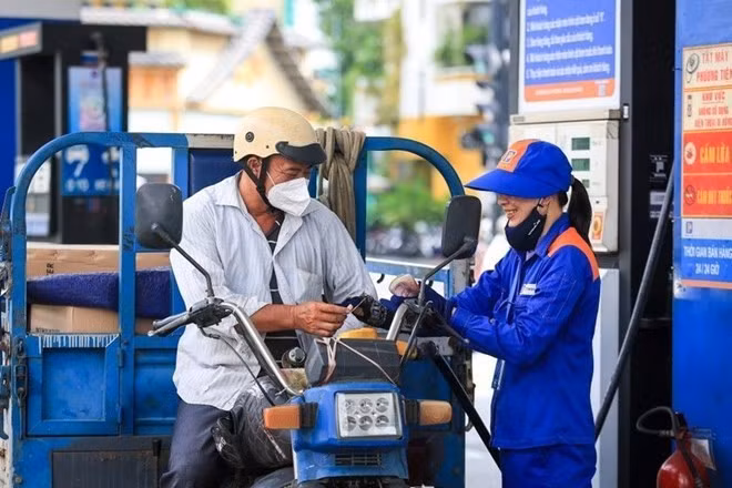 Tăng cường thanh tra, kiểm tra việc lập hóa đơn điện tử tại các cửa hàng bán lẻ xăng dầu cho các khách hàng theo từng lần bán hàng. Ảnh: Phong Nguyễn