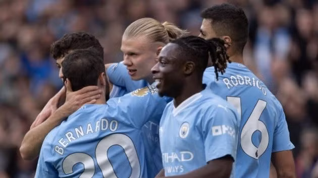 Doanh thu của Manchester City vượt qua cả những người hàng xóm.