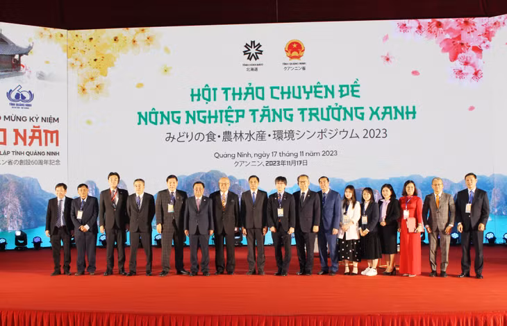 Các đại biểu chụp ảnh lưu niệm.