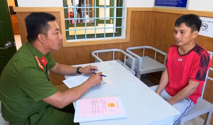 Cán bộ Công an làm việc với đối tượng Nghị.