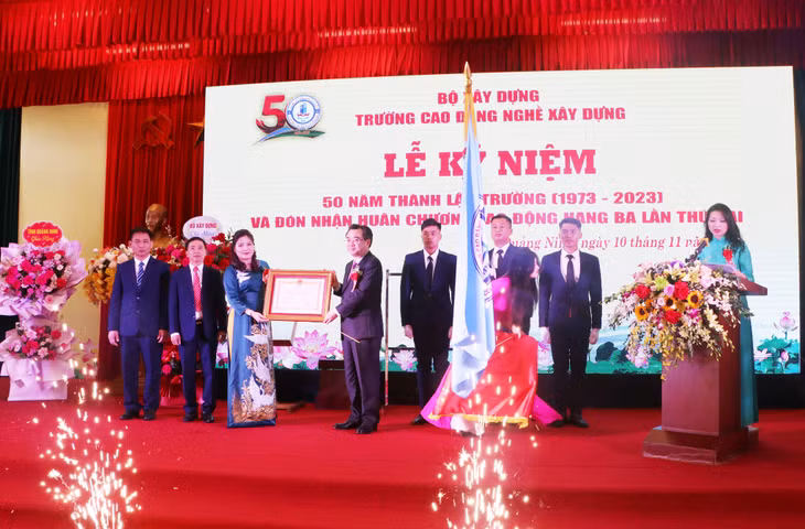 Thừa ủy quyền của Chủ tịch nước, đồng chí Nguyễn Thanh Nghị, Bộ trưởng Bộ Xây dựng, trao tặng Huân chương Lao động hạng Ba lần thứ 2 cho Trường Cao đẳng nghề Xây dựng.