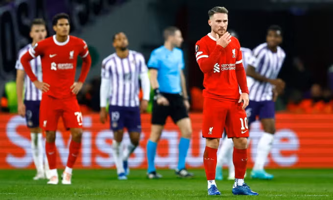 Tiền vệ Mac Allister (số 10) buồn bã sau khi Liverpool thua Toulouse tại lượt bốn bảng E Europa League tại Pháp tối 9/11/2023. Ảnh: Reuters