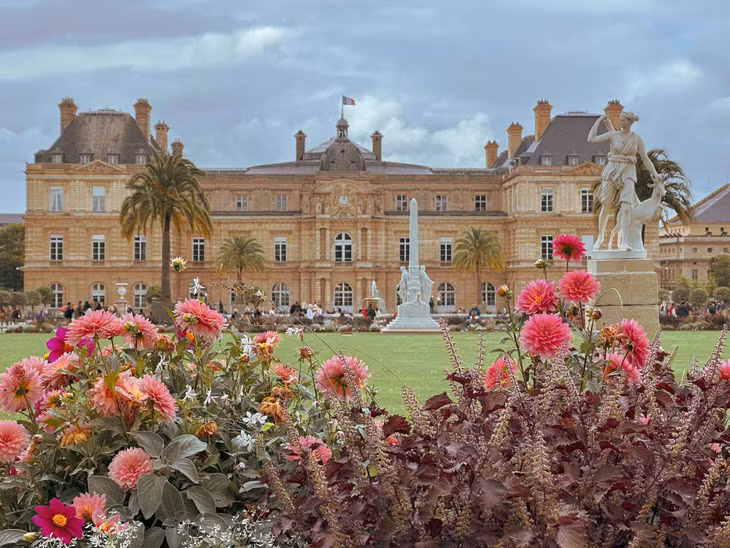 Cảnh sắc Thu tô điểm thêm cho những công trình kiến trúc ở Paris càng thêm cổ kính. Ảnh: Nguyễn Quốc Thái