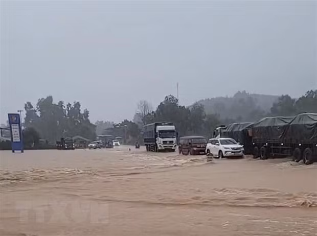 Khu vuc tu Thua Thien-Hue den Binh Dinh co mua to trong ngay 2/11 hinh anh 1