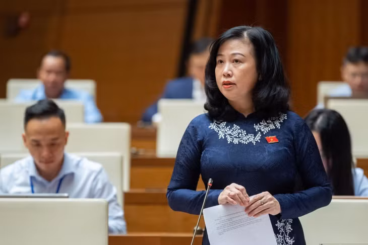 Bộ trưởng Bộ Y tế Đào Hồng Lan trả lời chất vấn.