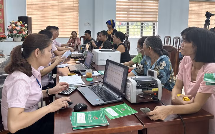Ngân hàng CSXH huyện Ba Chẽ giải ngân vốn vay cho người dân.
