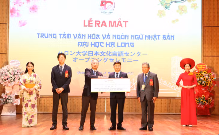 Liên minh Nghị sĩ hữu nghị Nhật - Việt tặng hơn 350 triệu đồng hỗ trợ chương trình nông nghiệp phúc lợi cho Trường Đại học Hạ Long.