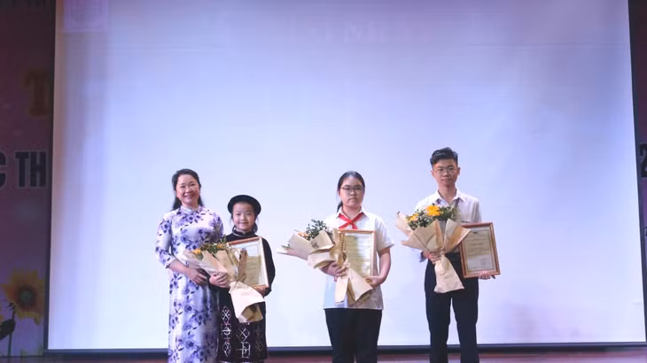 Ban Tổ chức trao giải nhất cho các thi sinh xuất sắc nhất tại các bảng TH, THCS và THPT.